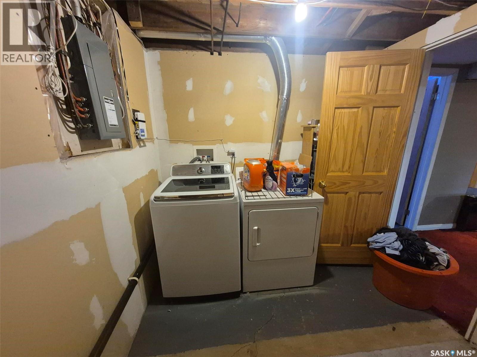 236 1St Street E, Leader, SK - Indoor Photo Showing Laundry Room