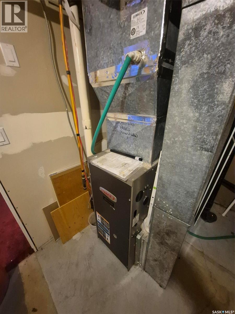 236 1St Street E, Leader, SK - Indoor Photo Showing Basement