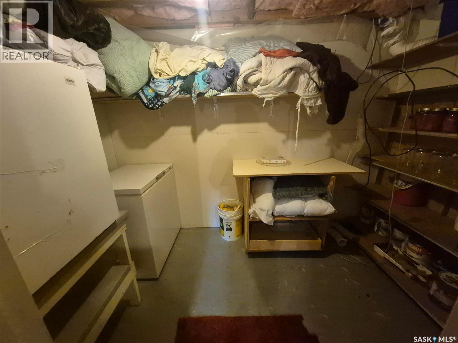 236 1St Street E, Leader, SK - Indoor