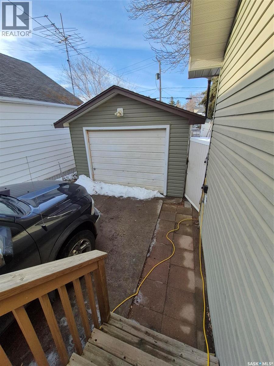 236 1St Street E, Leader, SK - Outdoor With Exterior