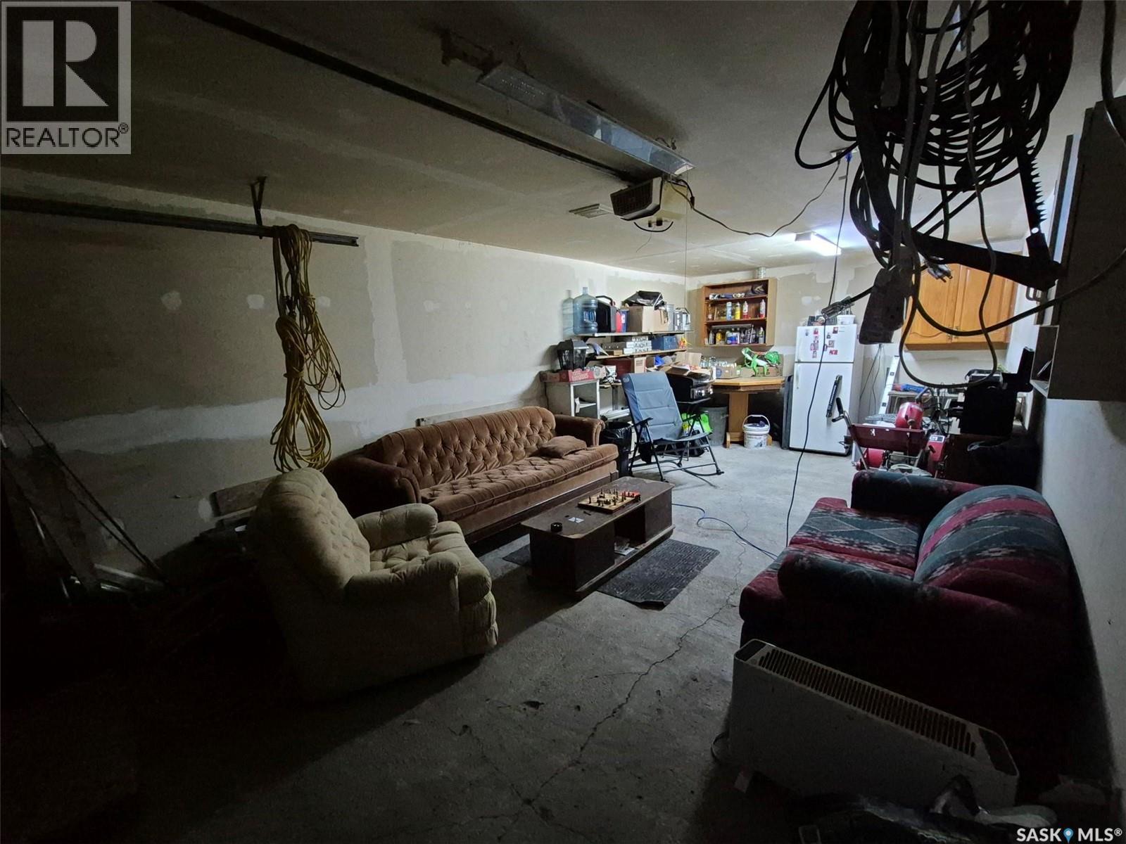 236 1St Street E, Leader, SK - Indoor