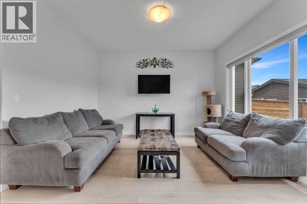 7 Corner Meadows Common Ne, Calgary, AB - Indoor Photo Showing Living Room