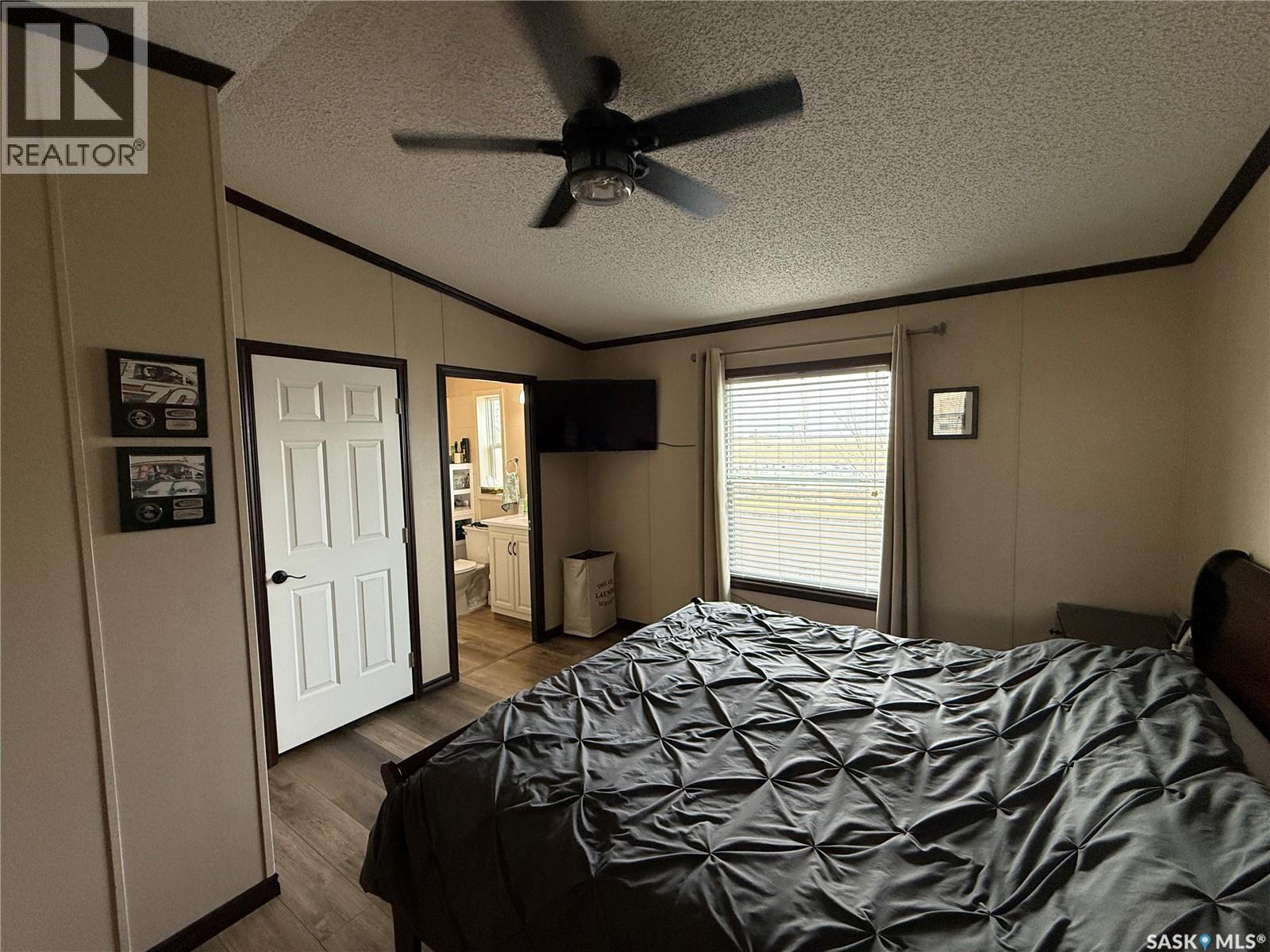 4 7Th Avenue Se, Weyburn, SK - Indoor Photo Showing Bedroom