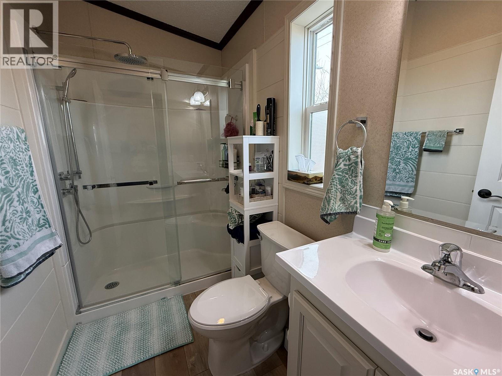 4 7Th Avenue Se, Weyburn, SK - Indoor Photo Showing Bathroom