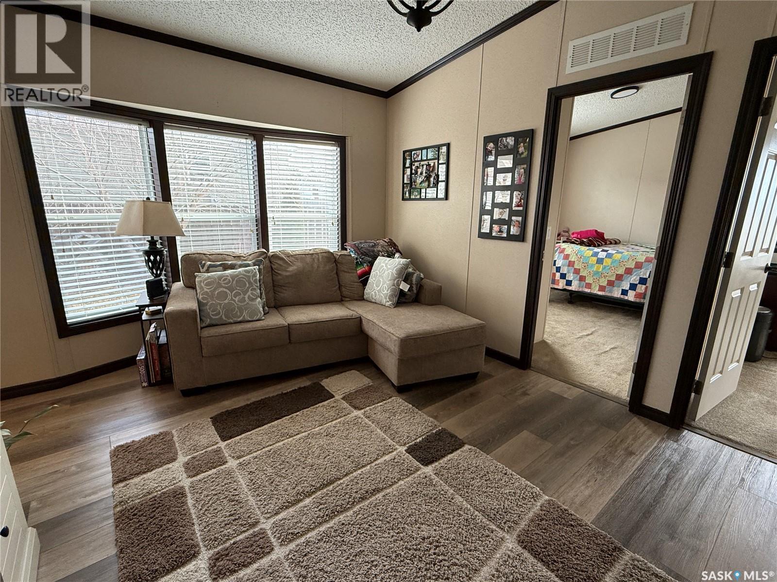 4 7Th Avenue Se, Weyburn, SK - Indoor Photo Showing Living Room