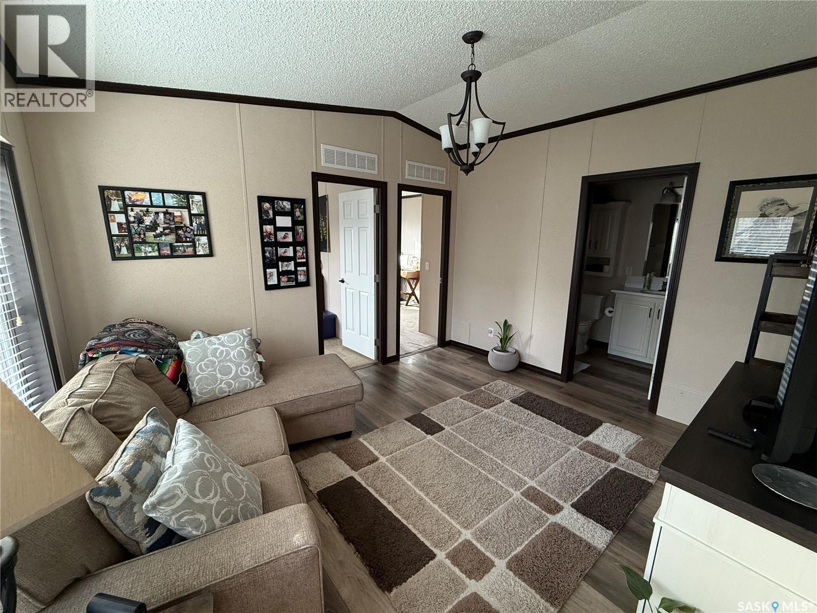 4 7Th Avenue Se, Weyburn, SK - Indoor