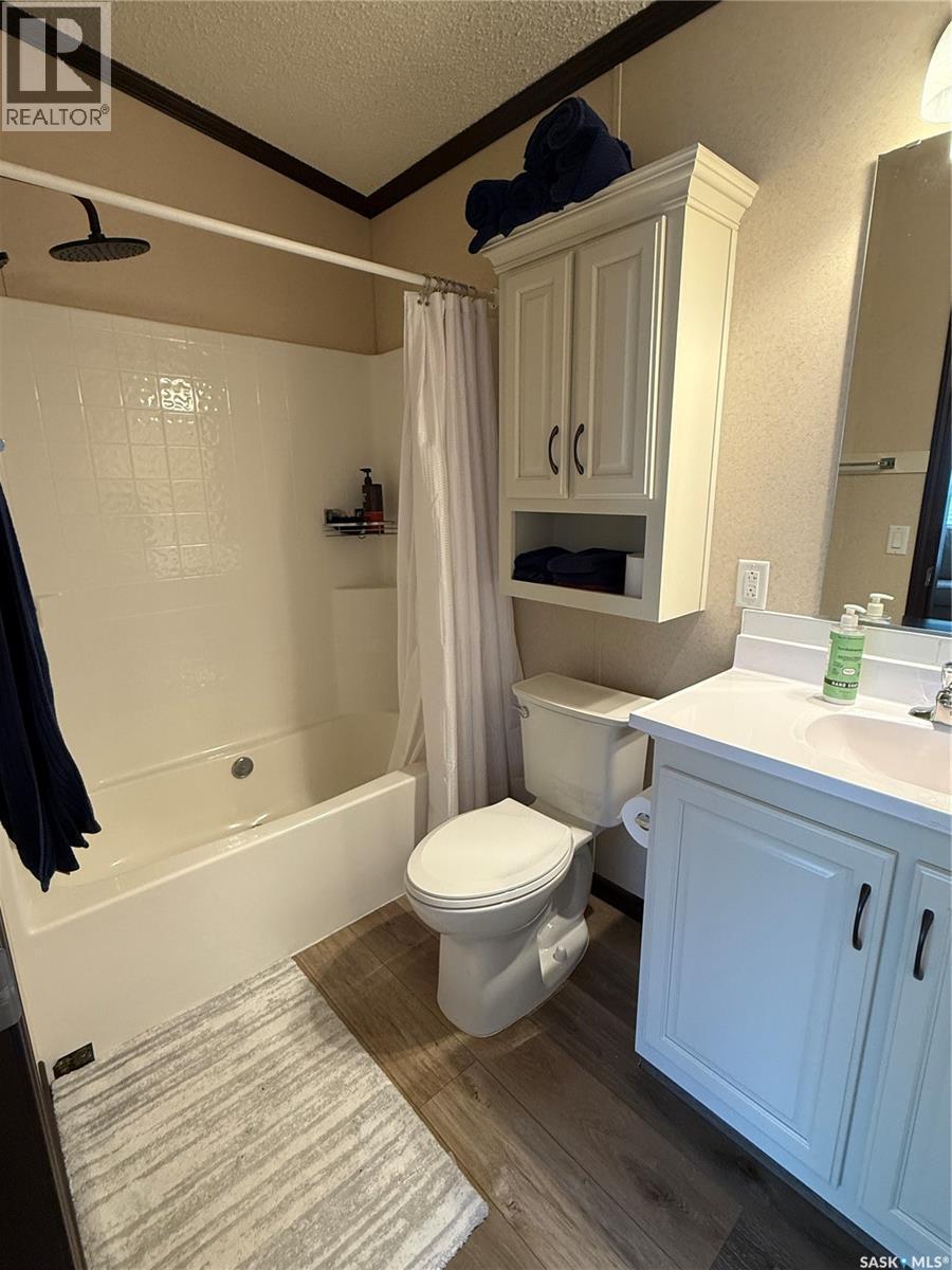 4 7Th Avenue Se, Weyburn, SK - Indoor Photo Showing Bathroom