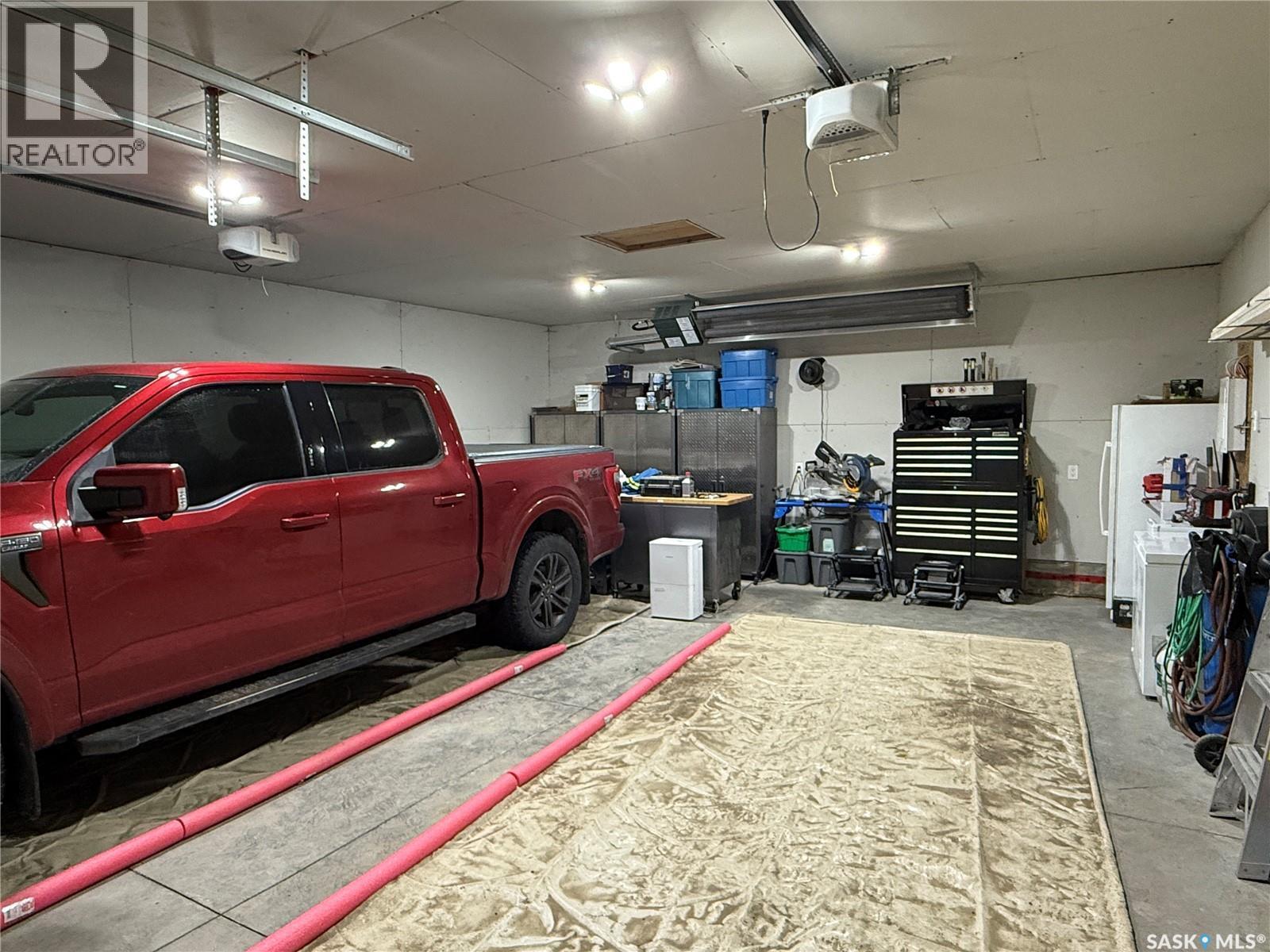 4 7Th Avenue Se, Weyburn, SK - Indoor Photo Showing Garage