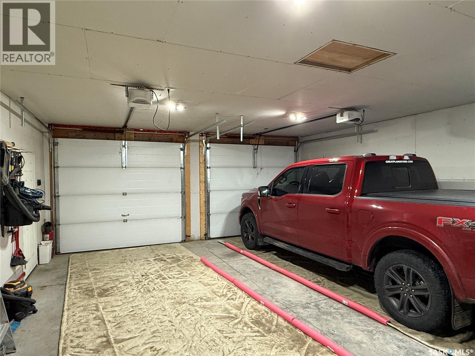 4 7Th Avenue Se, Weyburn, SK - Indoor Photo Showing Garage
