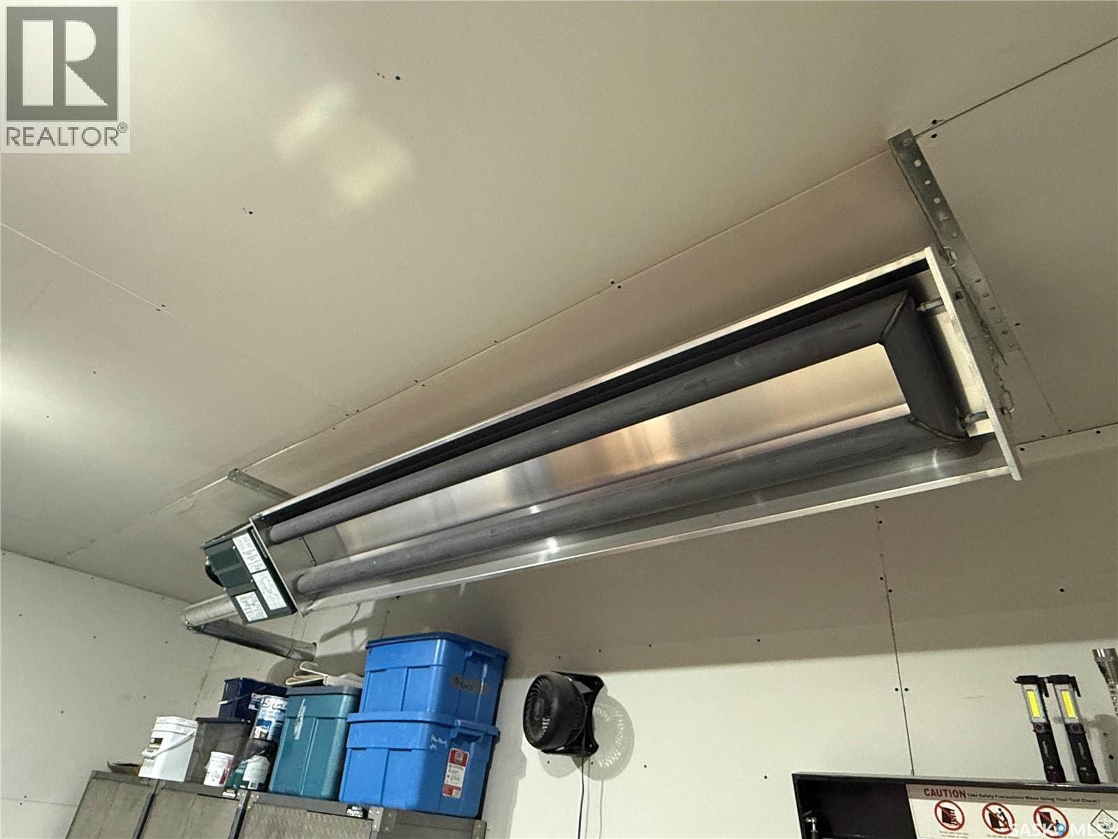 4 7Th Avenue Se, Weyburn, SK - Indoor Photo Showing Garage