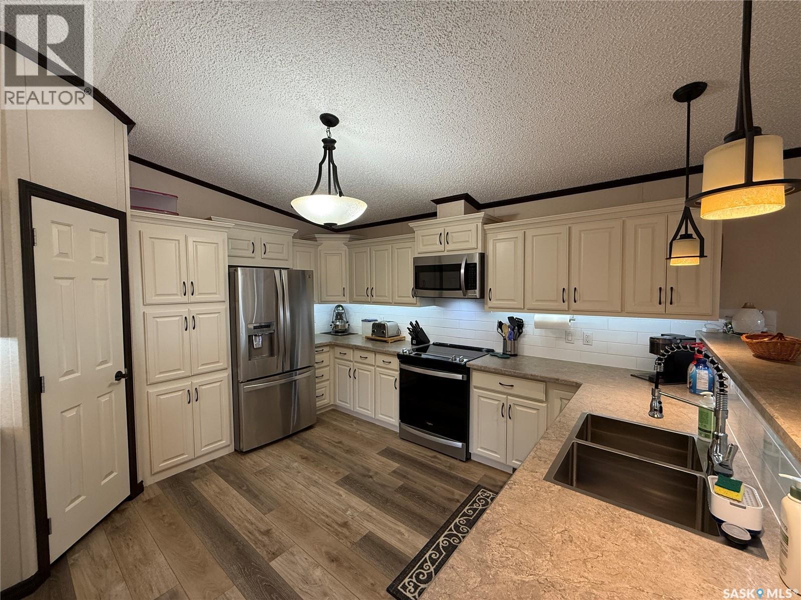 4 7Th Avenue Se, Weyburn, SK - Indoor Photo Showing Kitchen