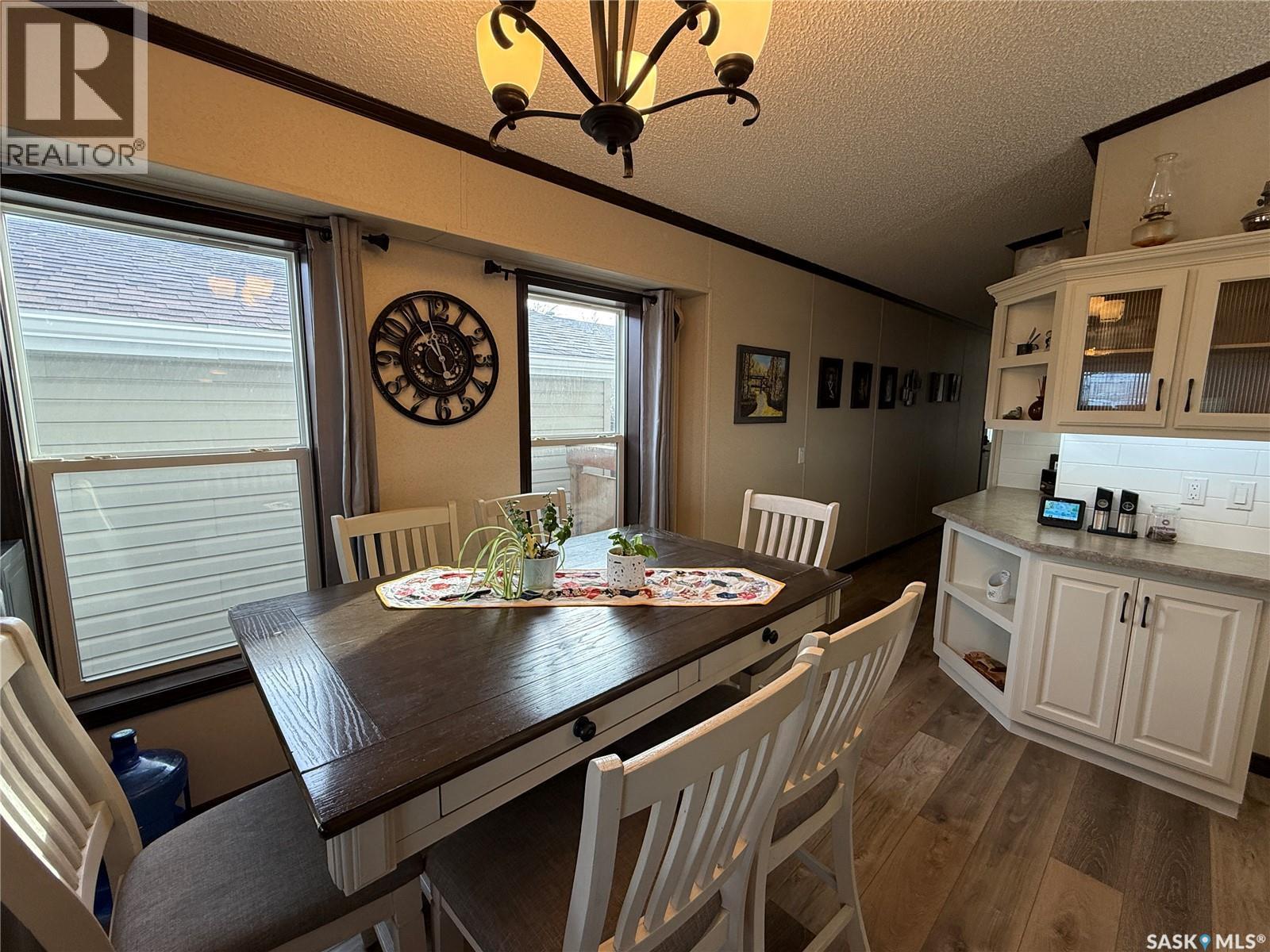 4 7Th Avenue Se, Weyburn, SK - Indoor Photo Showing Dining Room