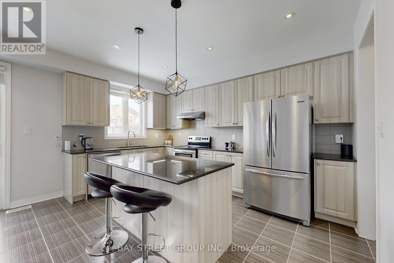 2914 Elgin Mills Road E, Markham, ON - Indoor Photo Showing Kitchen With Double Sink With Upgraded Kitchen