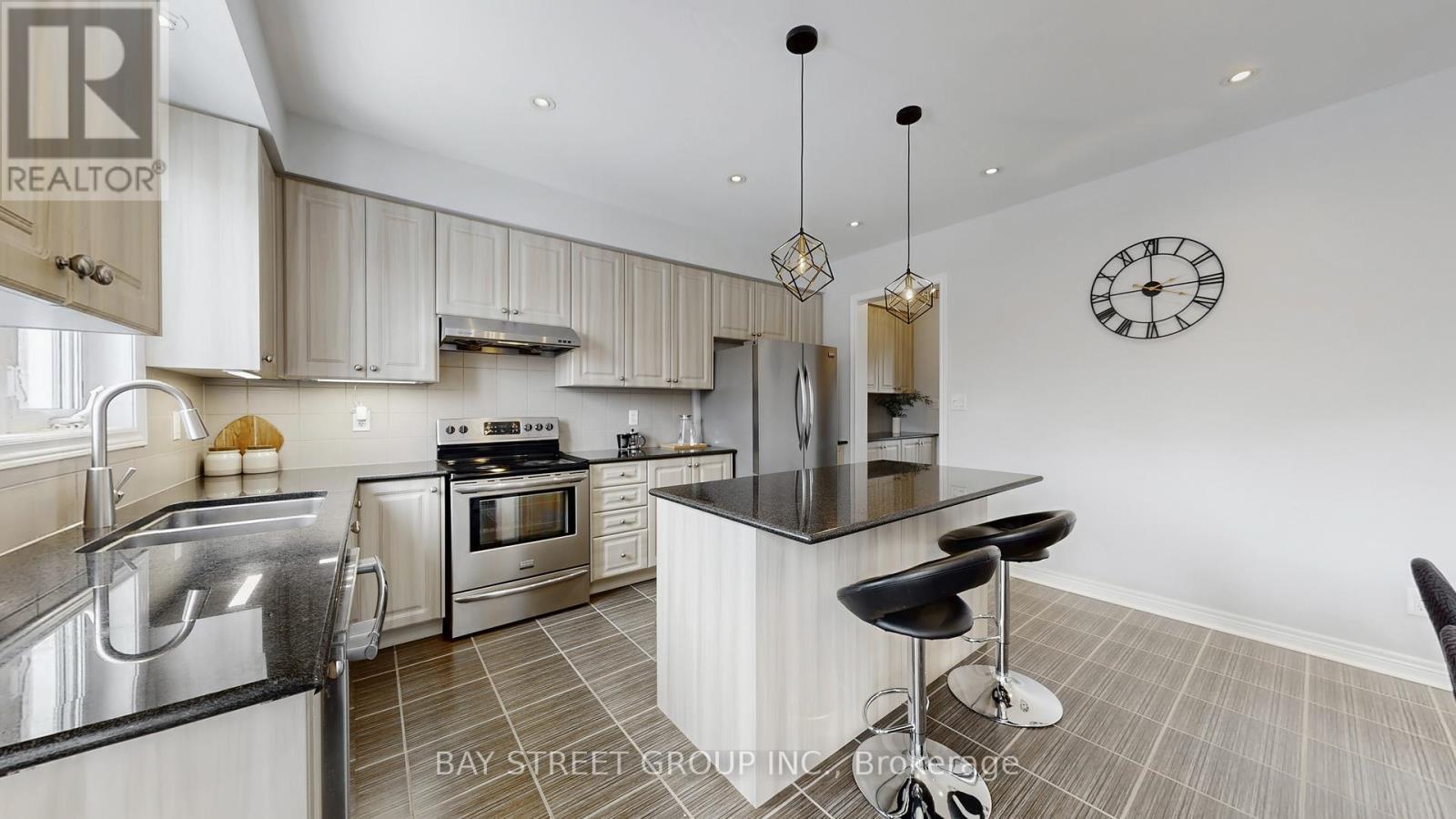 2914 Elgin Mills Road E, Markham, ON - Indoor Photo Showing Kitchen With Double Sink With Upgraded Kitchen