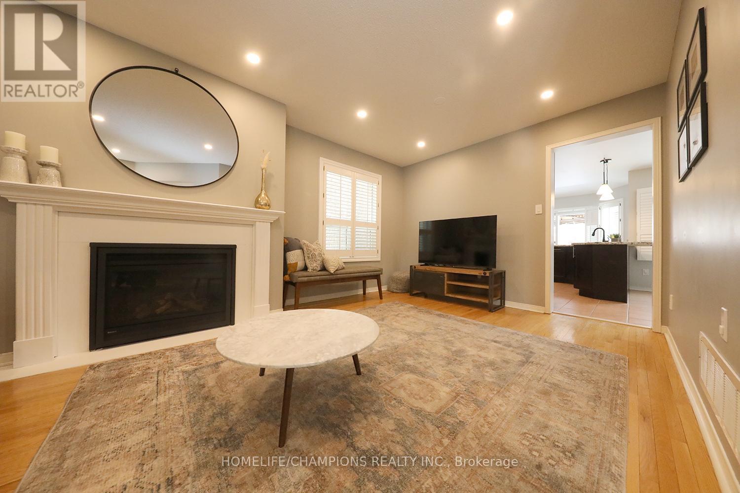 6200 Maple Gate Circle, Mississauga, ON - Indoor Photo Showing Living Room With Fireplace
