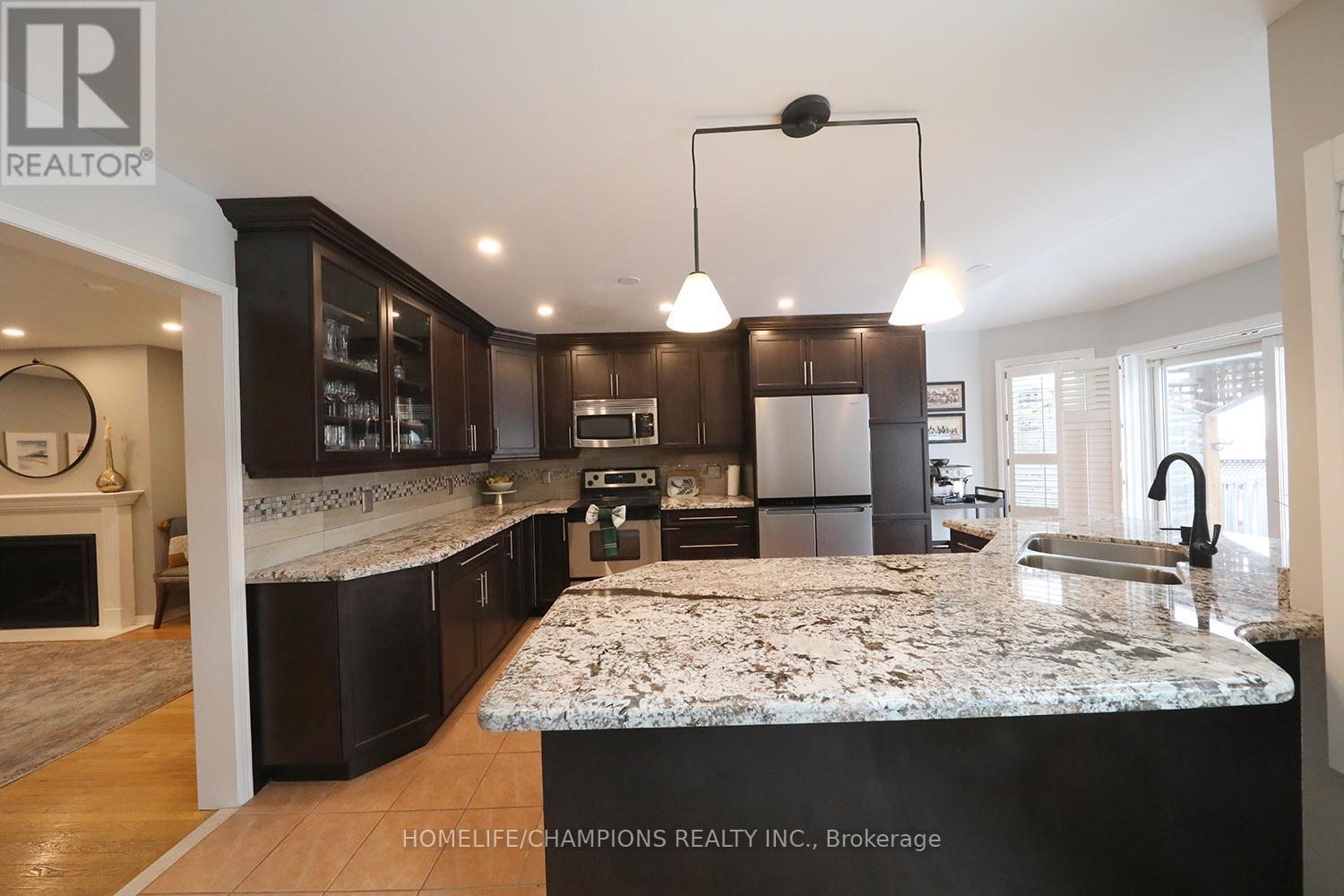6200 Maple Gate Circle, Mississauga, ON - Indoor Photo Showing Kitchen With Double Sink With Upgraded Kitchen