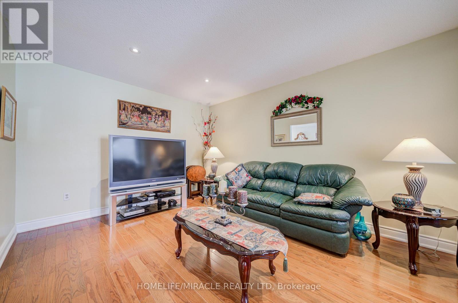5128 Guildwood Way, Mississauga, ON - Indoor Photo Showing Living Room