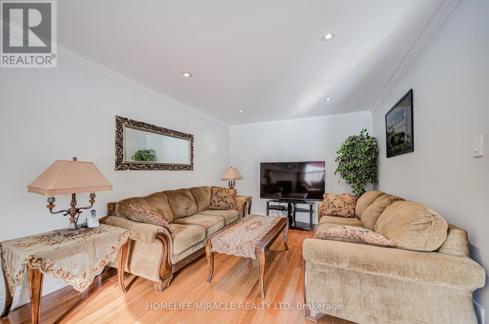 5128 Guildwood Way, Mississauga, ON - Indoor Photo Showing Living Room