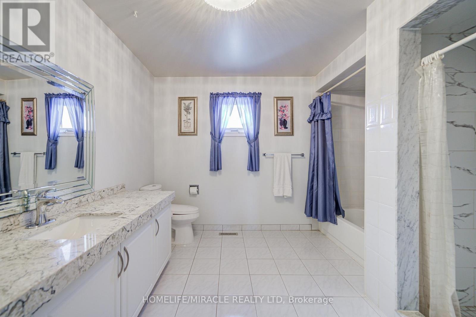 5128 Guildwood Way, Mississauga, ON - Indoor Photo Showing Bathroom