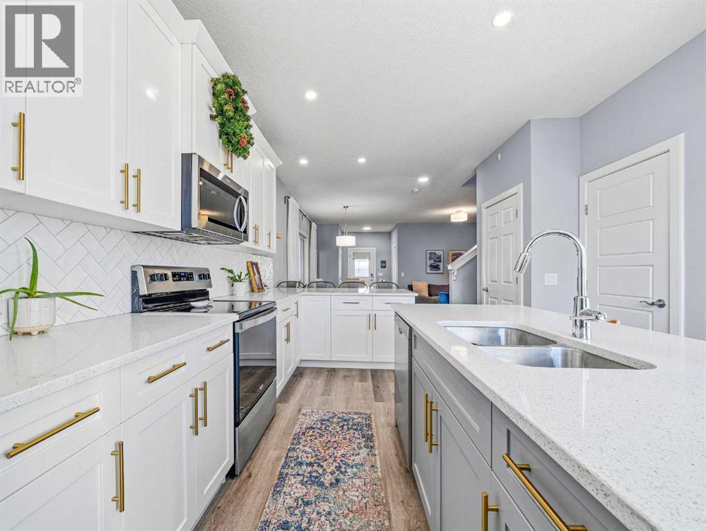 124 Highview Gate Se, Airdrie, AB - Indoor Photo Showing Kitchen With Double Sink With Upgraded Kitchen