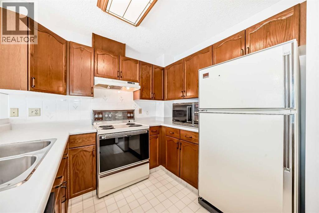 108, 1 Aberdeen Way, Stony Plain, AB - Indoor Photo Showing Kitchen With Double Sink