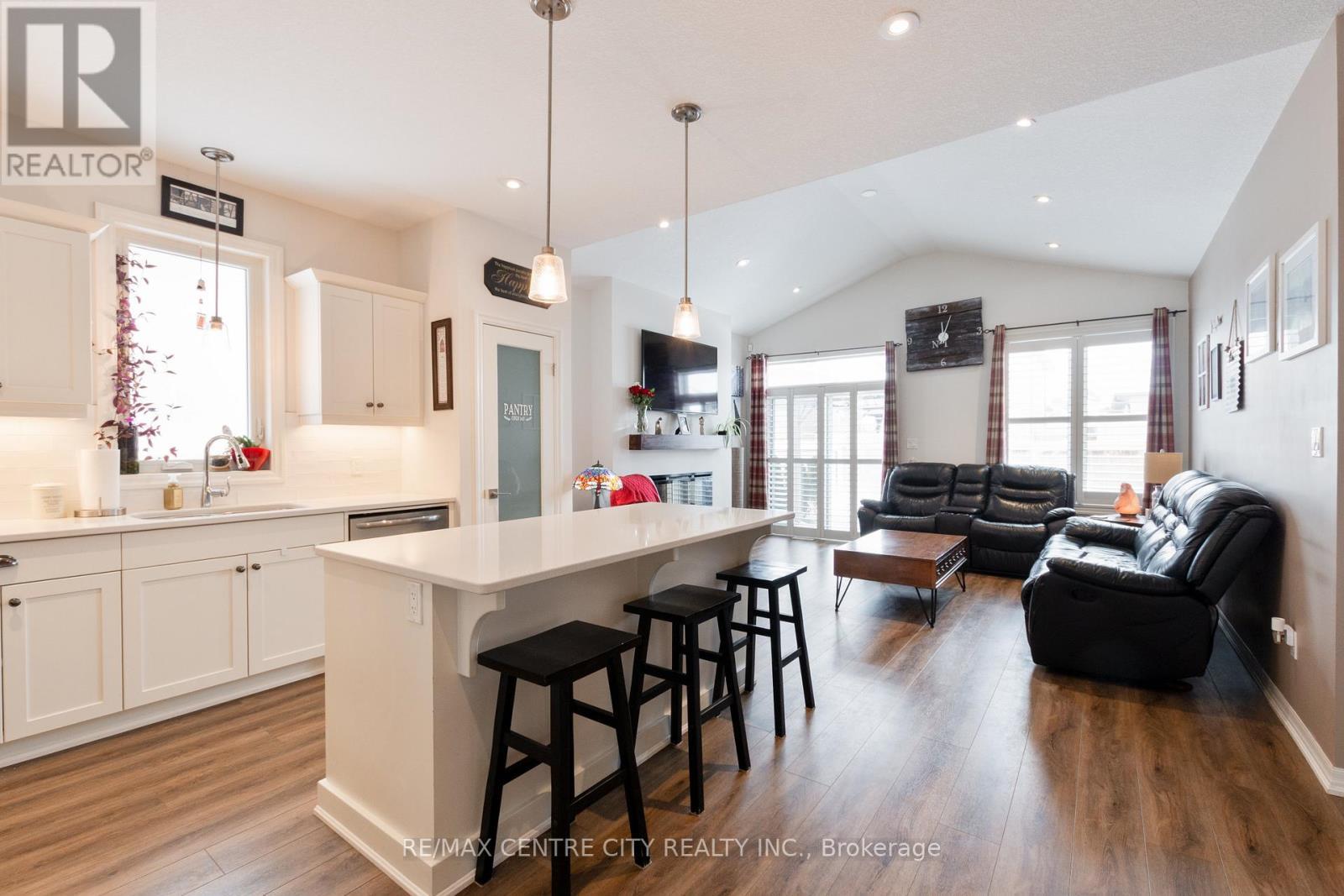 24 Renaissance Drive, St. Thomas, ON - Indoor Photo Showing Kitchen With Upgraded Kitchen