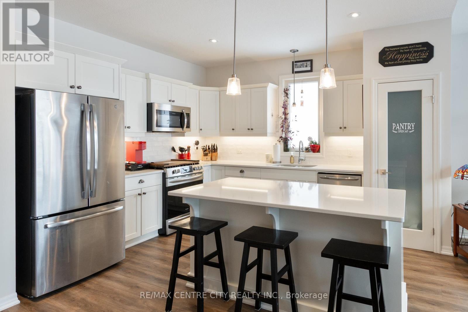 24 Renaissance Drive, St. Thomas, ON - Indoor Photo Showing Kitchen With Upgraded Kitchen