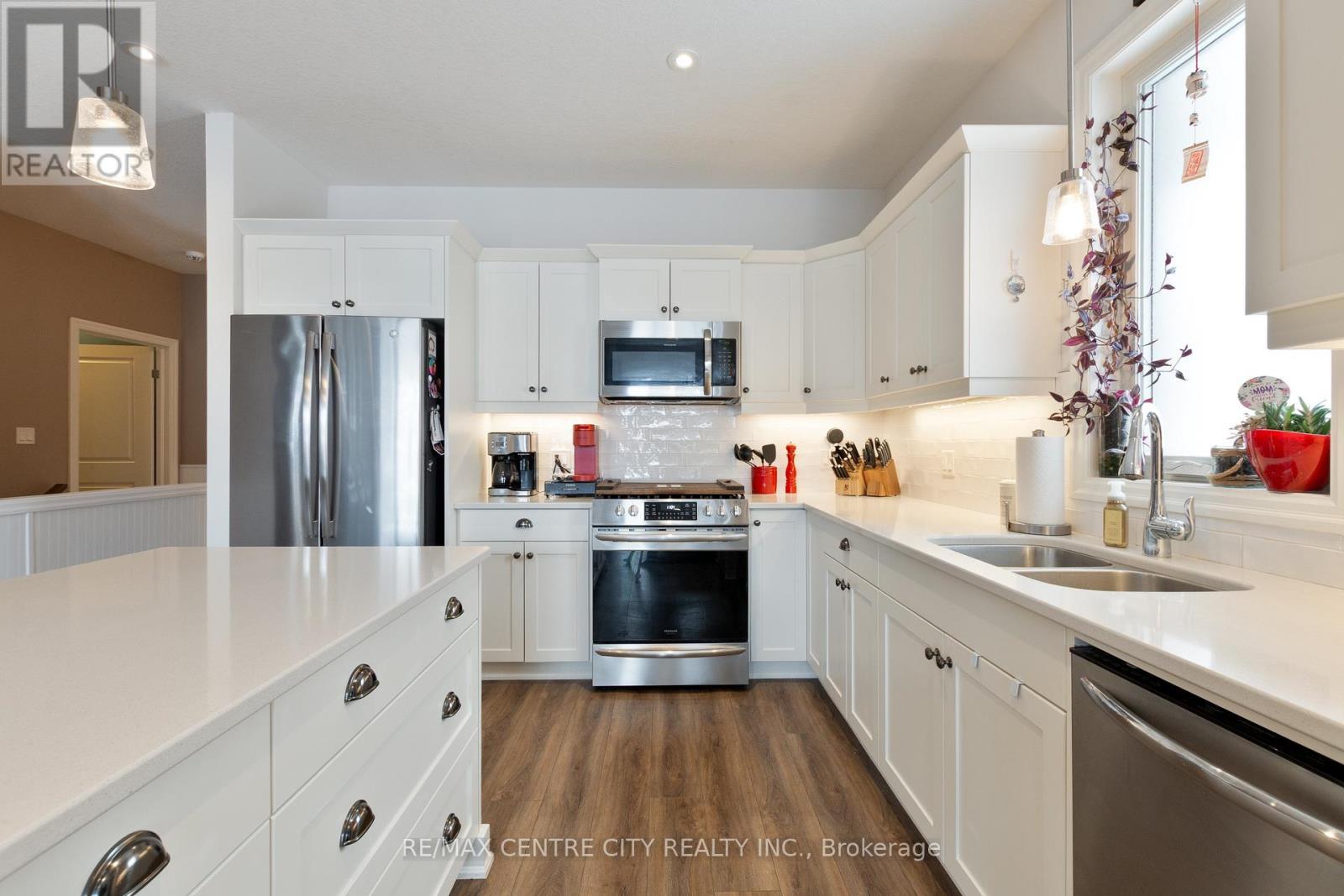 24 Renaissance Drive, St. Thomas, ON - Indoor Photo Showing Kitchen With Double Sink With Upgraded Kitchen