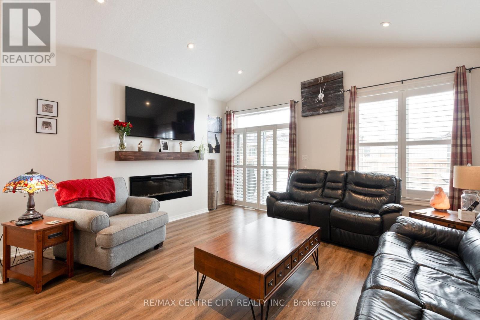 24 Renaissance Drive, St. Thomas, ON - Indoor Photo Showing Living Room With Fireplace