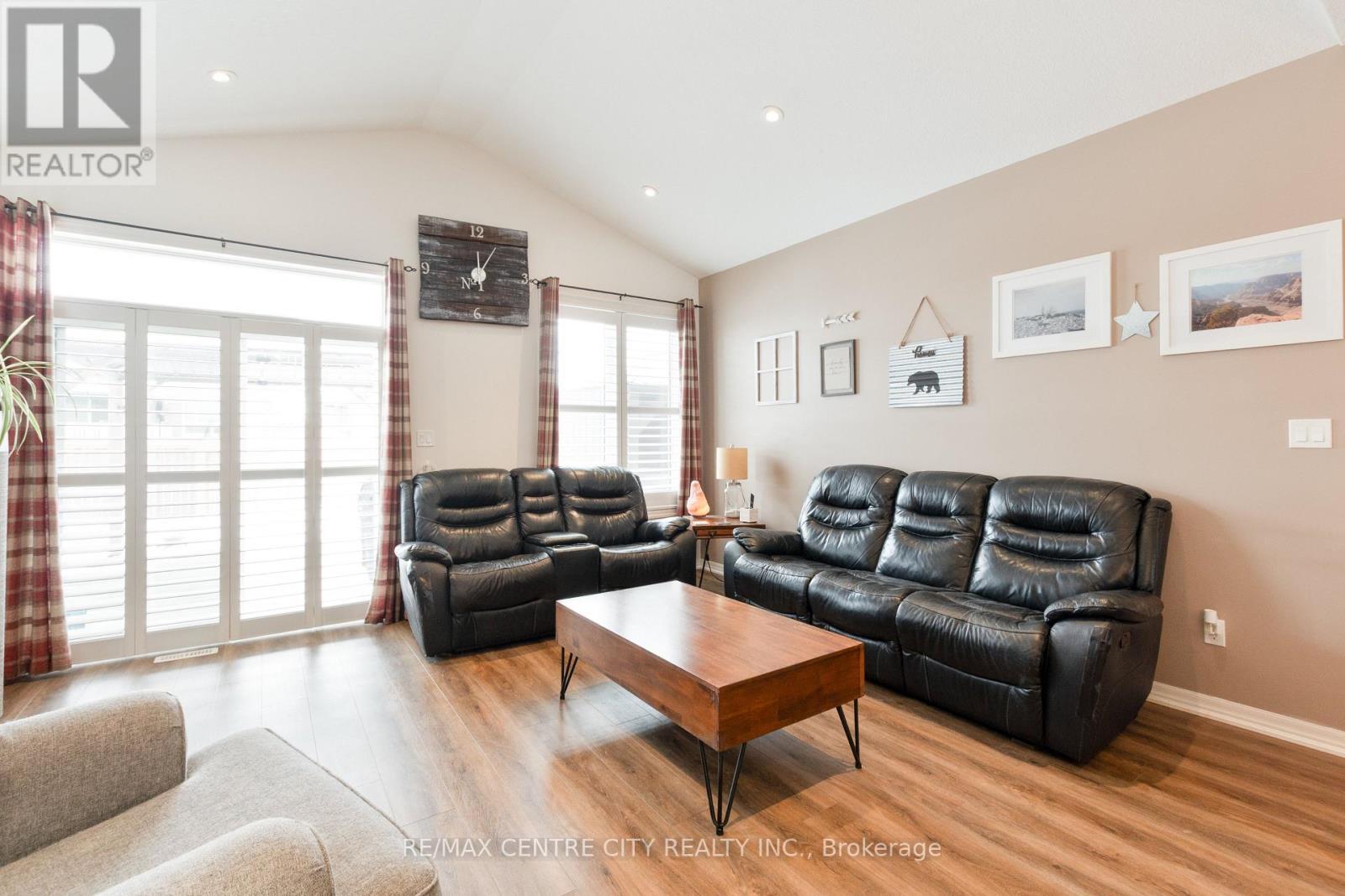 24 Renaissance Drive, St. Thomas, ON - Indoor Photo Showing Living Room