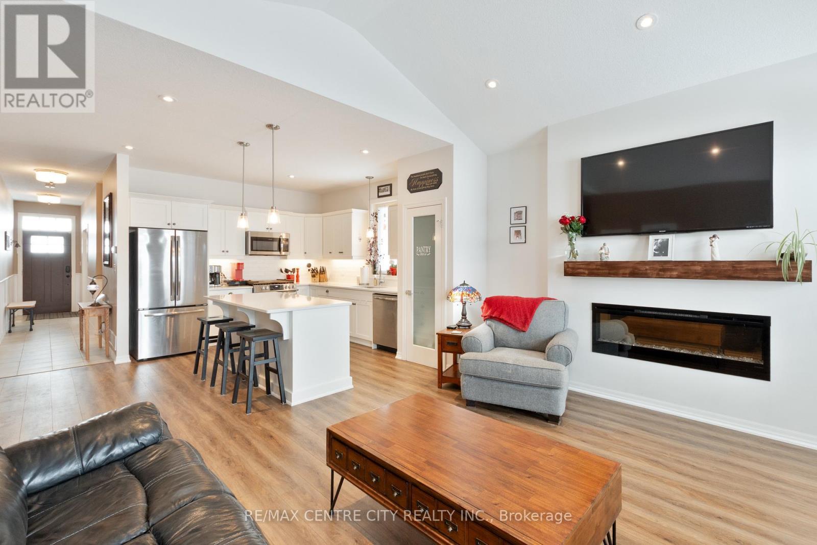 24 Renaissance Drive, St. Thomas, ON - Indoor Photo Showing Living Room With Fireplace