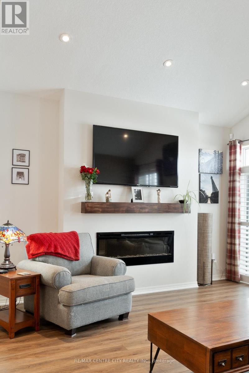 24 Renaissance Drive, St. Thomas, ON - Indoor Photo Showing Living Room With Fireplace