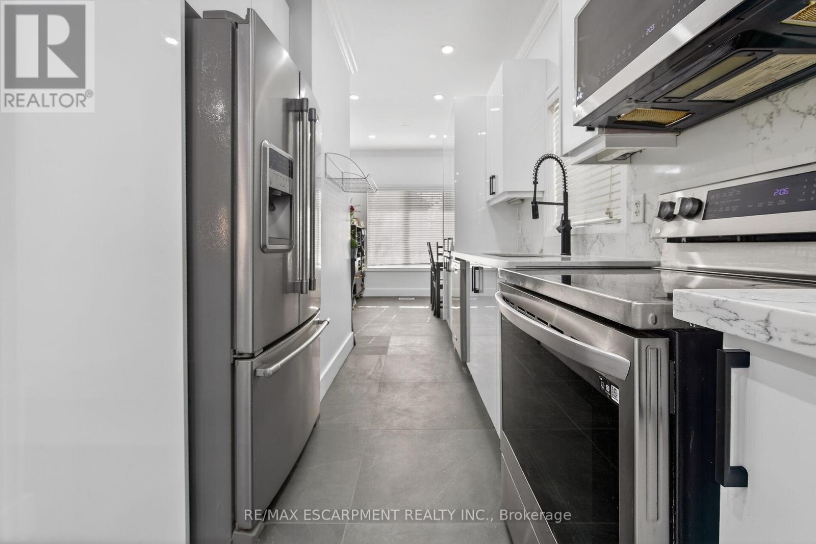 33 Panorama Way, Hamilton, ON - Indoor Photo Showing Kitchen With Stainless Steel Kitchen With Upgraded Kitchen