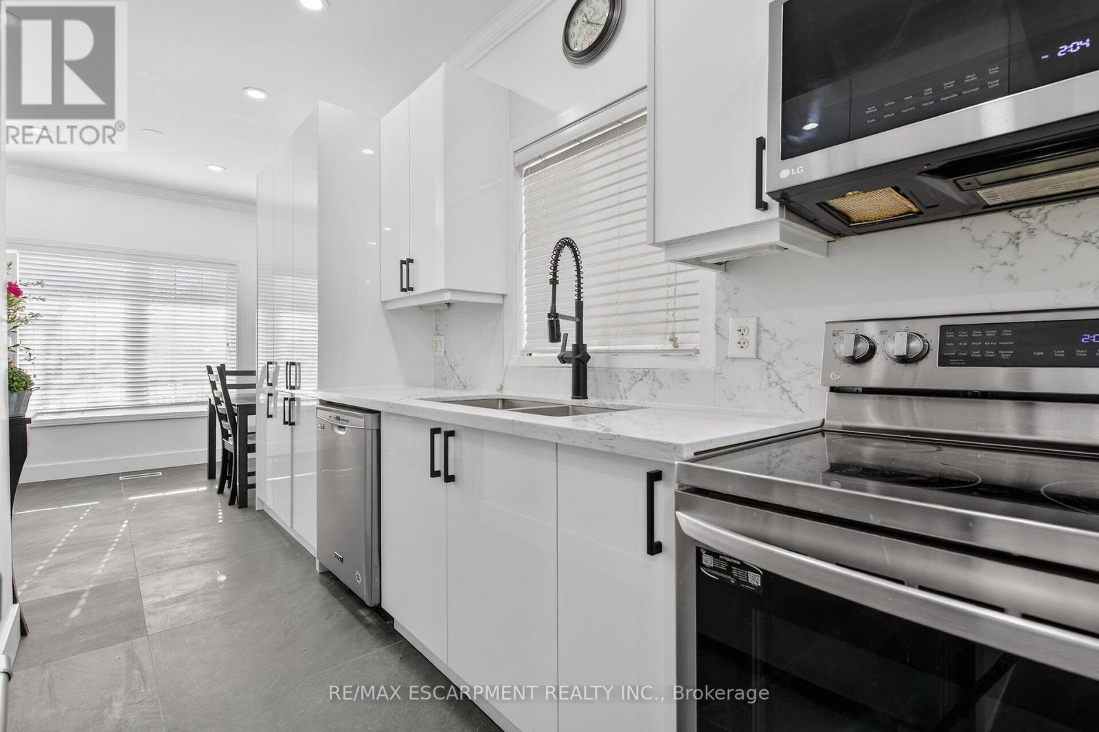 33 Panorama Way, Hamilton, ON - Indoor Photo Showing Kitchen With Double Sink With Upgraded Kitchen