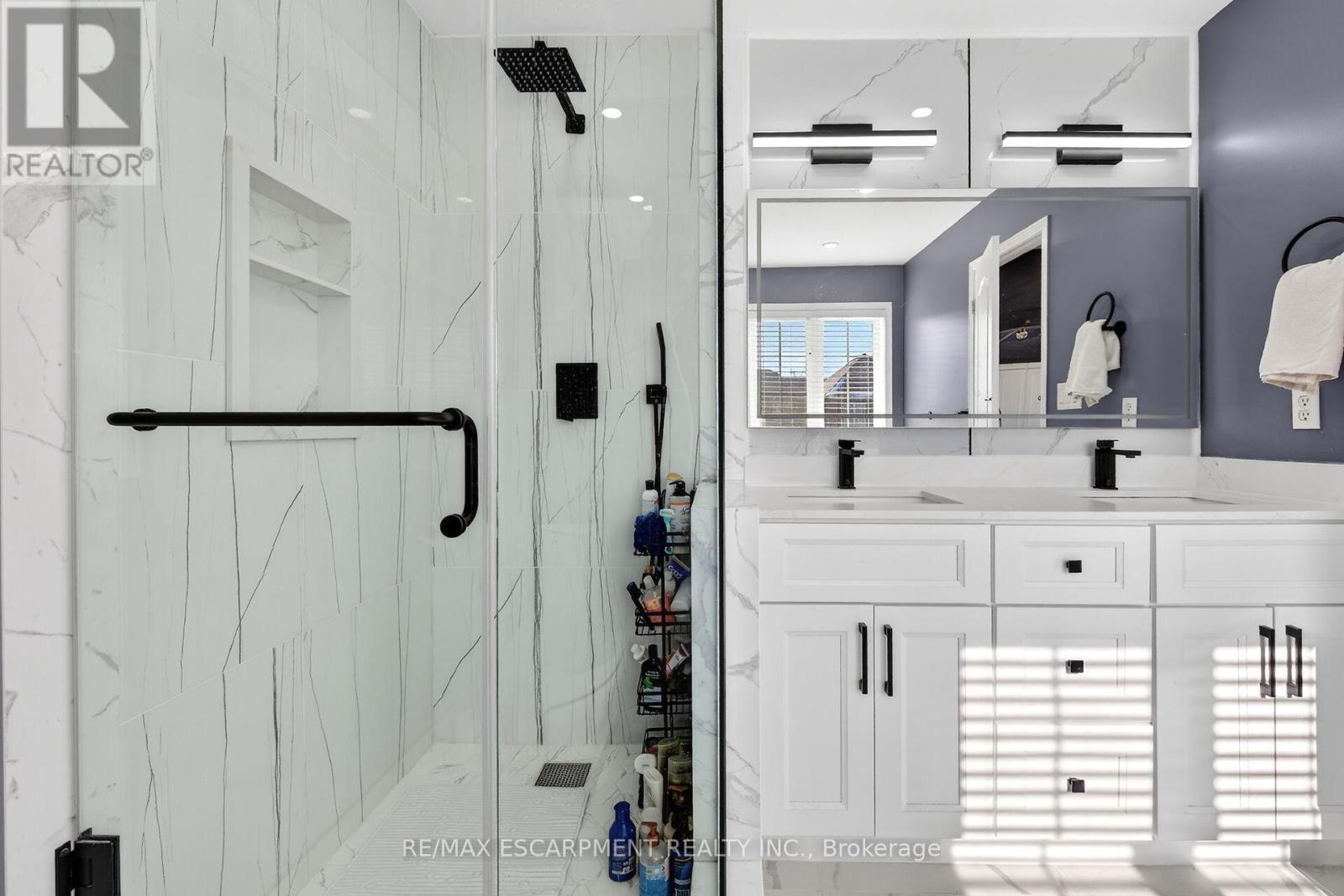 33 Panorama Way, Hamilton, ON - Indoor Photo Showing Bathroom