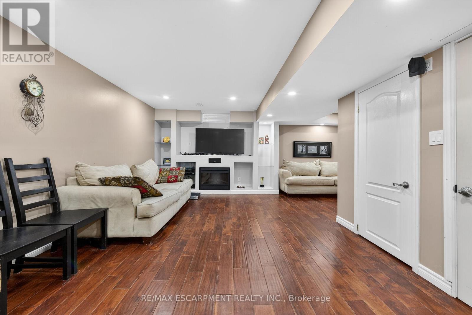 33 Panorama Way, Hamilton, ON - Indoor Photo Showing Living Room With Fireplace