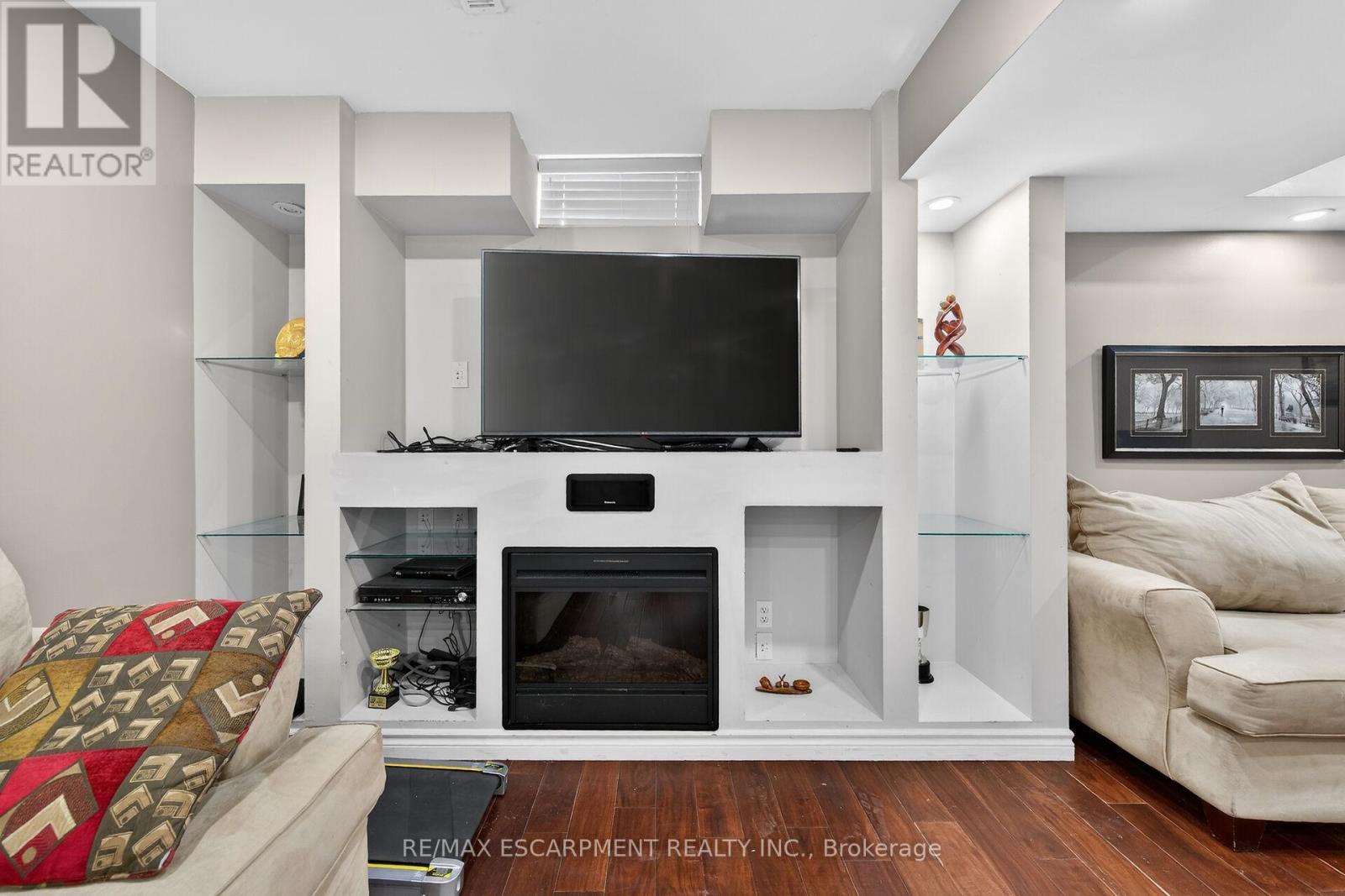 33 Panorama Way, Hamilton, ON - Indoor Photo Showing Living Room With Fireplace