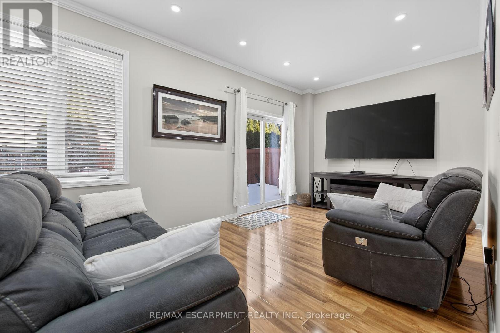 33 Panorama Way, Hamilton, ON - Indoor Photo Showing Living Room