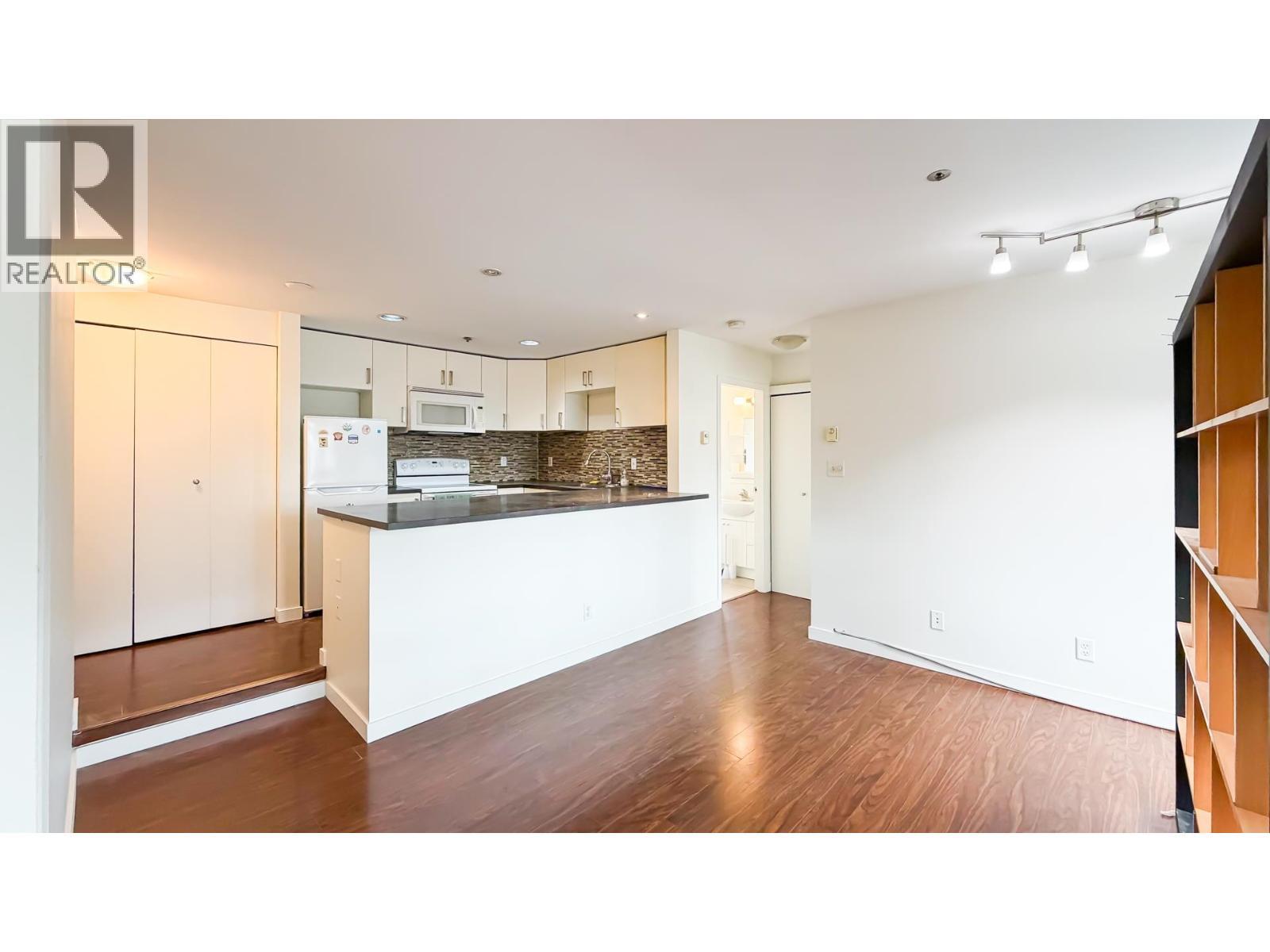 477 Powell Street, Vancouver, BC - Indoor Photo Showing Kitchen