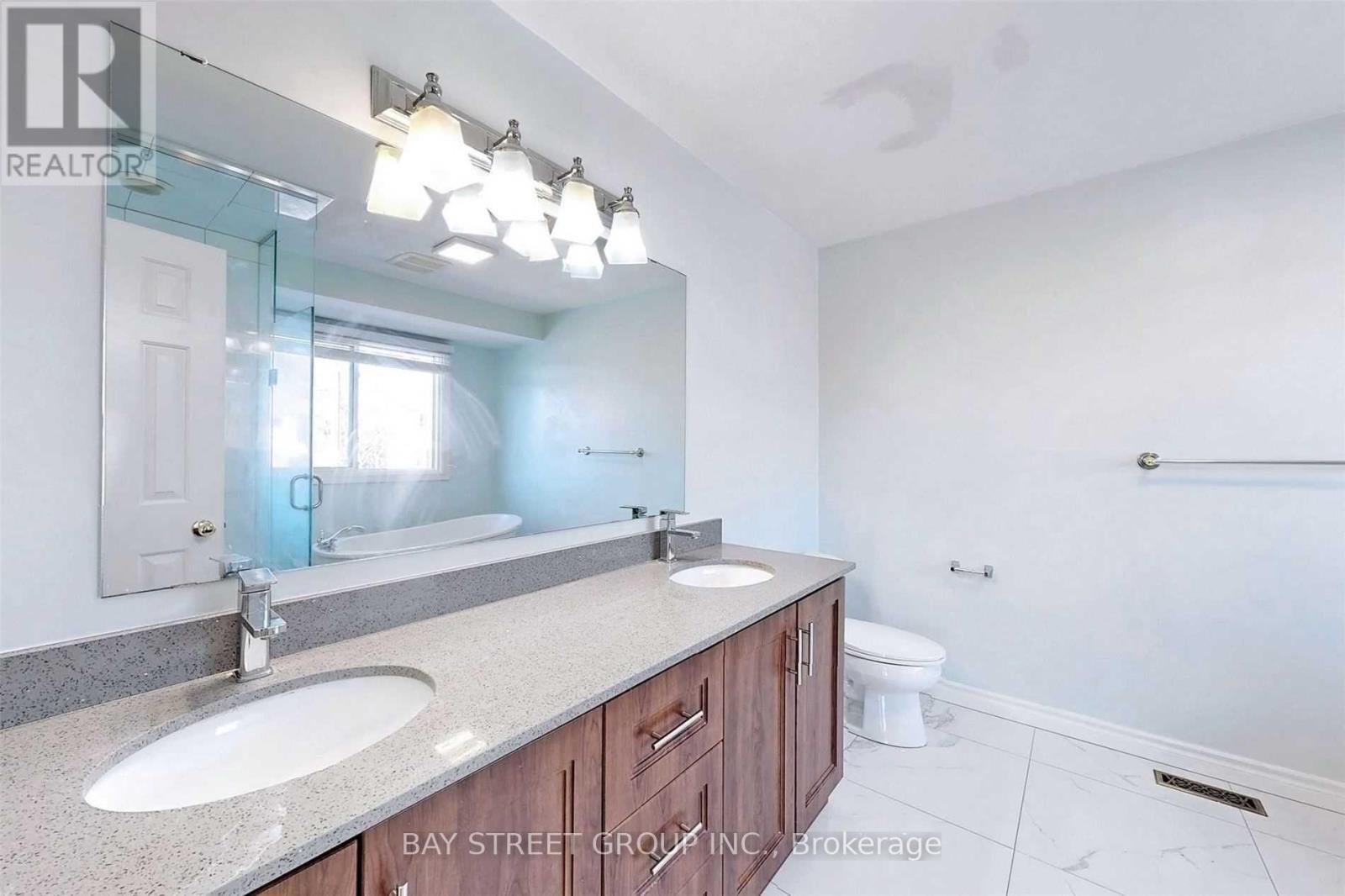 5 PIECES BATHROOM - 189 Martindale Avenue, Oakville, ON - Indoor Photo Showing Bathroom