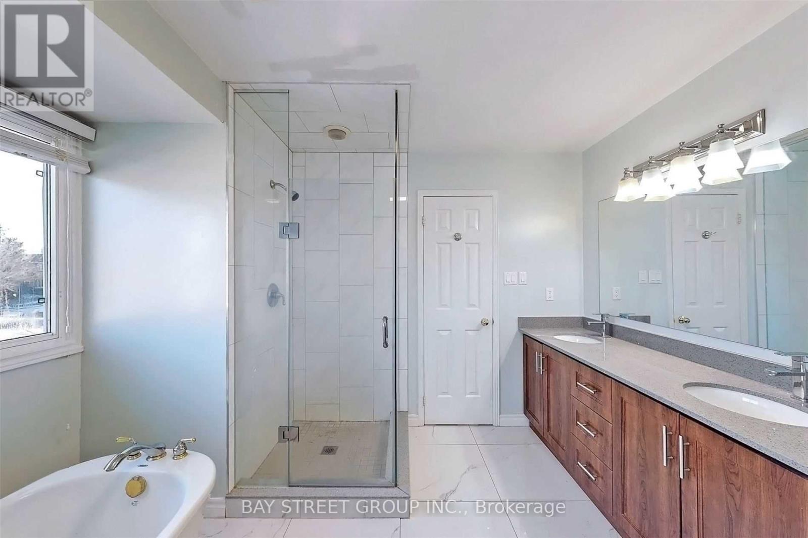 5 PIECES BATHROOM - 189 Martindale Avenue, Oakville, ON - Indoor Photo Showing Bathroom