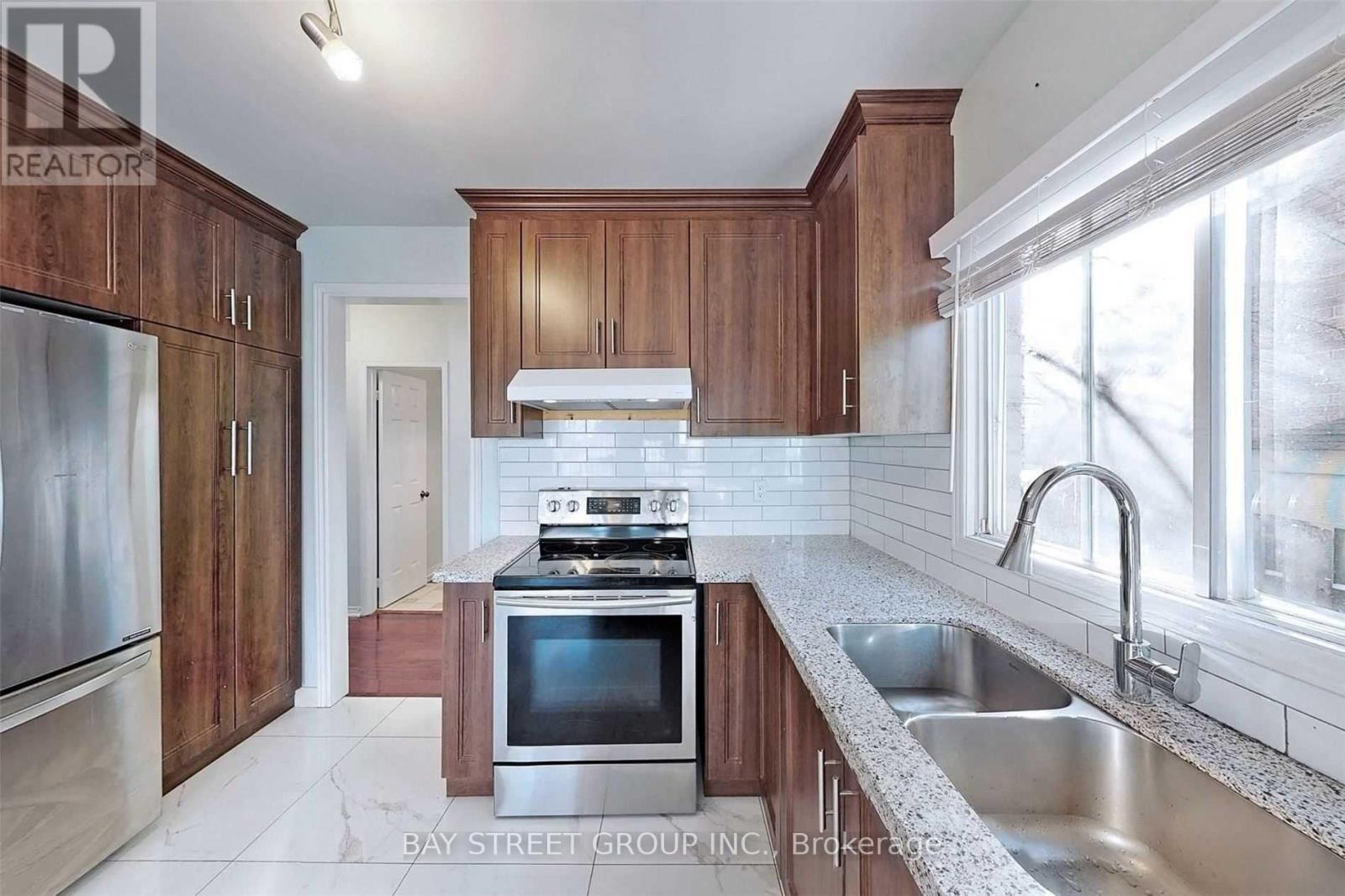 KITCHEN - 189 Martindale Avenue, Oakville, ON - Indoor Photo Showing Kitchen With Double Sink With Upgraded Kitchen