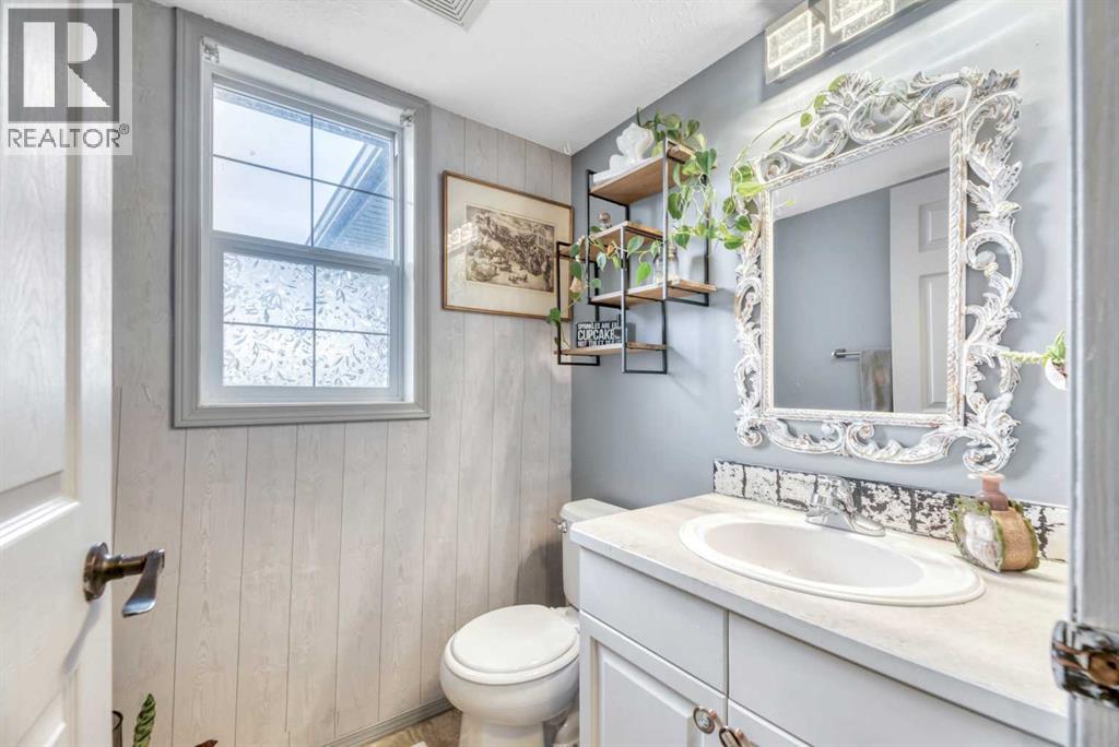 512 Highland Close, Strathmore, AB - Indoor Photo Showing Bathroom