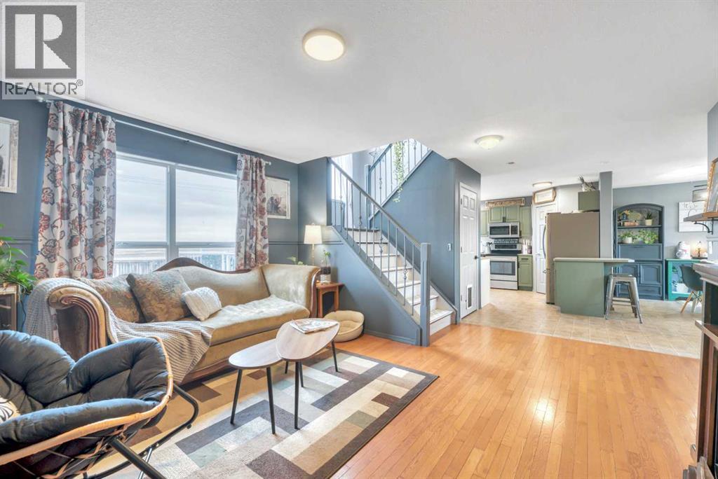 512 Highland Close, Strathmore, AB - Indoor Photo Showing Living Room