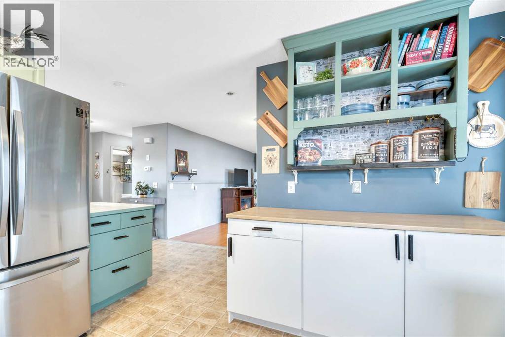 512 Highland Close, Strathmore, AB - Indoor Photo Showing Kitchen