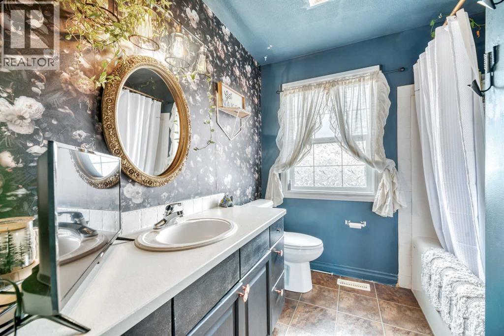 512 Highland Close, Strathmore, AB - Indoor Photo Showing Bathroom