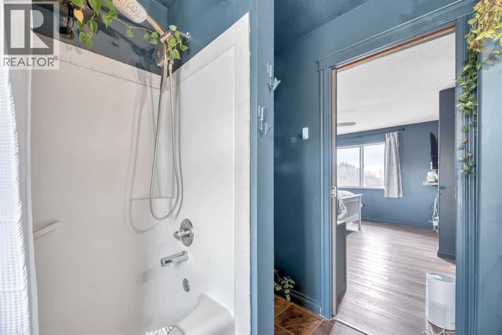 512 Highland Close, Strathmore, AB - Indoor Photo Showing Bathroom