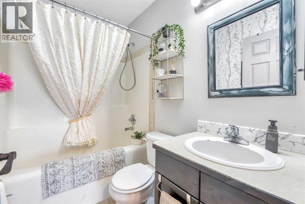 512 Highland Close, Strathmore, AB - Indoor Photo Showing Bathroom