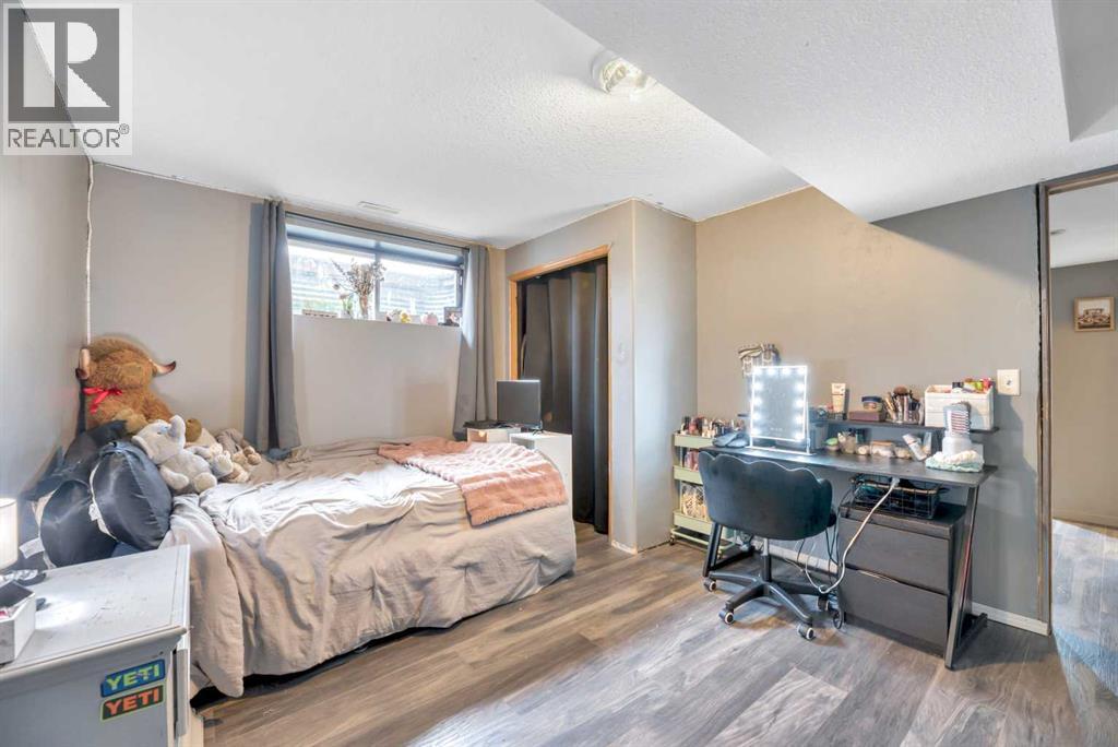 512 Highland Close, Strathmore, AB - Indoor Photo Showing Bedroom