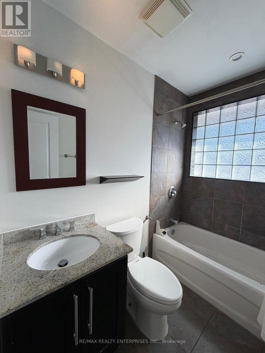 860 Clarkson Road S, Mississauga, ON - Indoor Photo Showing Bathroom